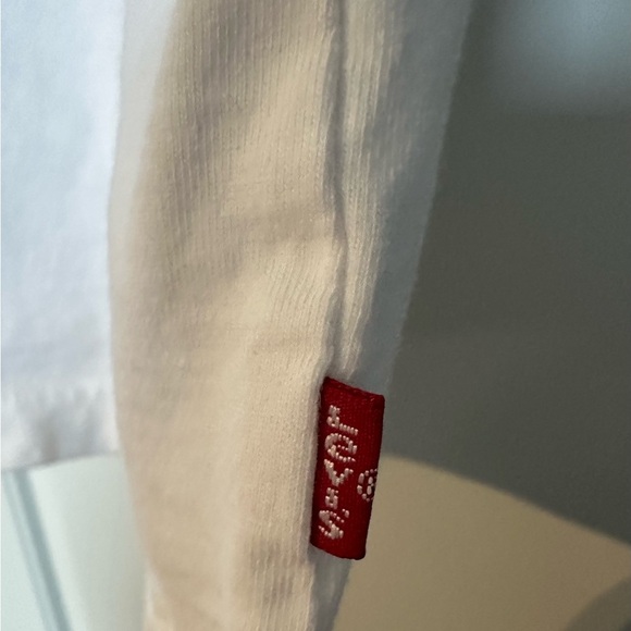 Levi's t-shirt with chest scenic placement print in white Size Large - Picture 3 of 5